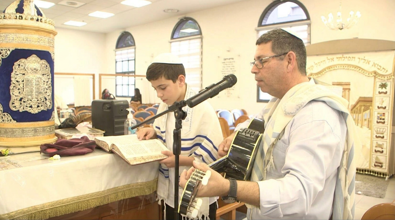 עמיחי מלמד נער לקראת בר המצווה בסלון הבית